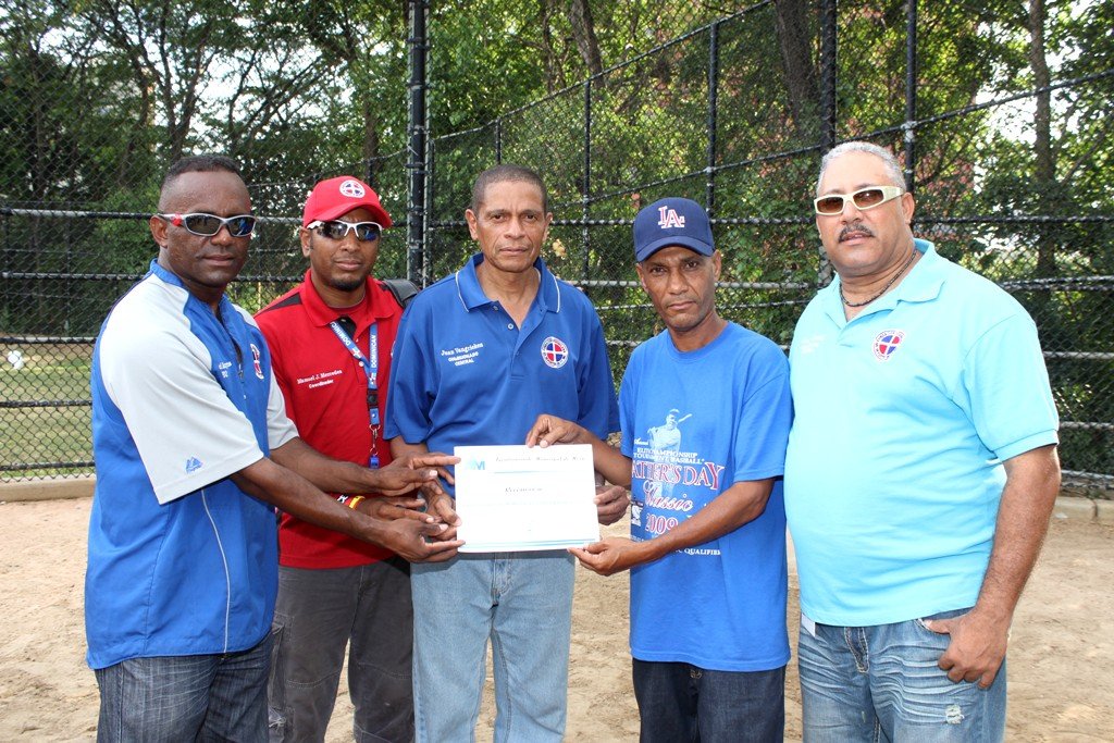 Daniel Reyes, encabeza la entrega de una lujosa placa al dirigente mocano Concepción Lantigua (Bobón)